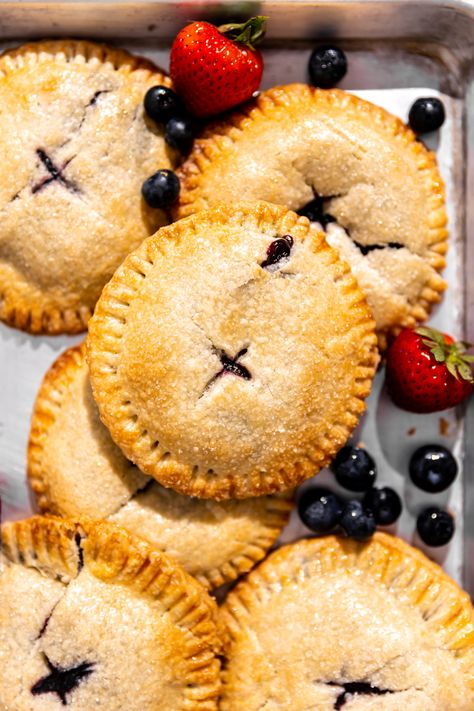 Berry Hand Pies-9 Baked Hand Pies Recipes Easy, Hand Pie Crust Recipe, Easy Berry Dessert, Berry Hand Pies, Fresh Berries Dessert, Easy Hand Pies, Berry Pie Filling, Hand Pie Recipes, Hand Pie