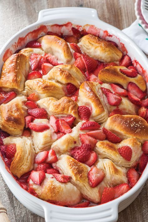 The combination of juicy strawberries and buttery biscuits makes this crave-worthy Strawberry Biscuit Casserole almost too good to be true. Biscuit Cobbler, Biscuit Casserole, Biscuits Casserole, Strawberry Breakfast, Flaky Biscuits, Canned Biscuits, Breakfast Goodies, Biscuit Bake, Buttery Biscuits