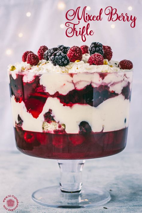 Christmas Trifle: Mixed berry trifle with raspberry jelly - Lil Cupcake Monkey Winter Berry Trifle, English Trifle Desserts, Xmas Trifle Recipes, Christmas Trifle Easy, Winter Trifle, Best Trifle Recipes, Mixed Berry Trifle, Cherry Trifle Desserts, Trifle Ideas