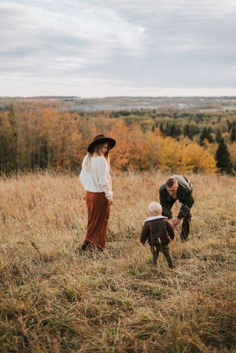 Winter Photo Outfits, Family Photoshoot Winter, Boho Outfit Ideas, Outfits Cold Weather, Fall Family Photoshoot, Large Family Poses, Family Photo Outfits Winter, Photo Bridge, Photoshoot Winter