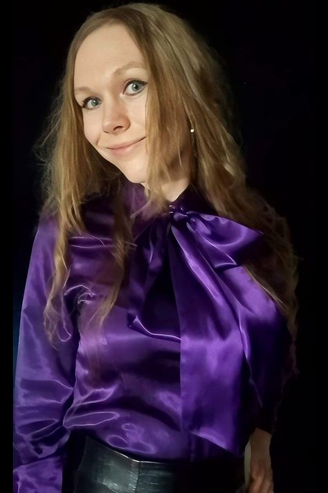 Purple satin blouse long sleeve with a cute bow tie Silk Blouse Sleeves Design, Blouse Outfit Classy, Bow Blouse Outfit, Blouse Sleeves Design Latest, Blouse Sleeves Design, Blouse Outfit Casual, Satin Clothes, Satin Bluse, Classic Blouses