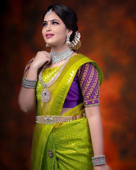 Kanmani Manoharan, Green Saree Contrast Blouse, Saree Contrast Blouse, Saree Purple, Bridal Outfit Ideas, Green Silk Saree, Green Blouse Designs, Hip Chain, Blue Blouse Designs