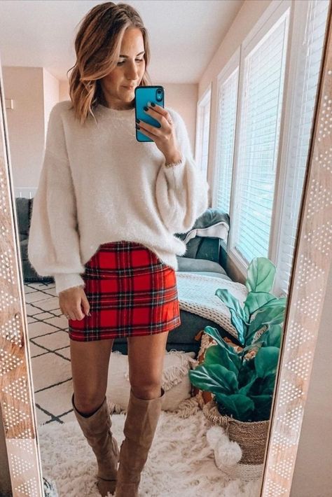 Street Mode, Red Plaid Skirt, Cute Christmas Outfits, Lambskin Jacket, Christmas Outfits Women, Dresses Casual Winter, Christmas Outfits, Winter Stil, Plaid Mini Skirt