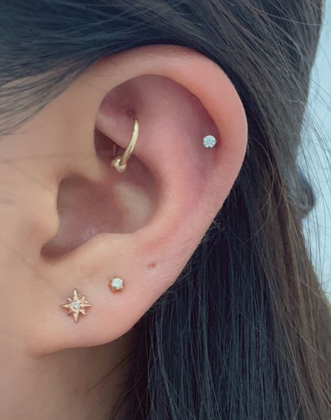 Rock Piercing Ear, Minimal Ear Piercings, Minimal Piercings, Rock Piercing, Piercing Placement, Ear Peircings, Earring Stack, Piercing Inspo, Helix Ear