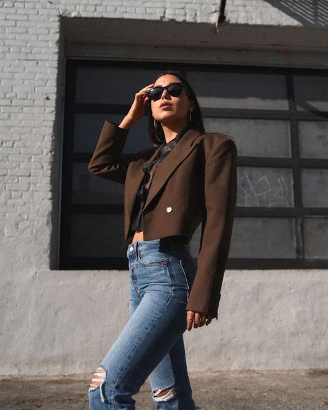 I Never Thought About This Trend, But It's Actually Incredibly Chic Blazer Outfits Street Style, Crop Blazer Outfit, Cropped Blazer Outfit, Crop Outerwear, Blazer Outfits For Women, Crop Blazer, Dope Fashion, Cropped Blazer, Blazer Outfits