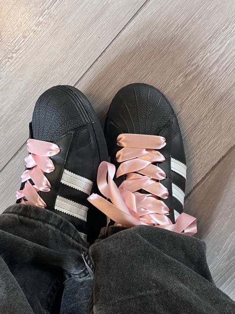 Black Superstars With Pink Ribbon, Black And White Superstars, Adidas Superstar Outfit, Adidas Superstar Pink, Superstar Outfit, Adidas Superstar Black, Superstar Adidas, Black Superstar, Adidas Superstars