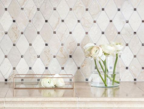 Brown and ivory marble diamond-shaped mosaic bathroom backsplash. Diamond Shape Tile Backsplash, Diamond Pattern Backsplash, White And Bronze Kitchen, Mosaic Tiles Design, Diamond Tile Backsplash, Diamond Backsplash, Diamond Tile Pattern, Marble Mosaic Floor, White Mosaic Tile