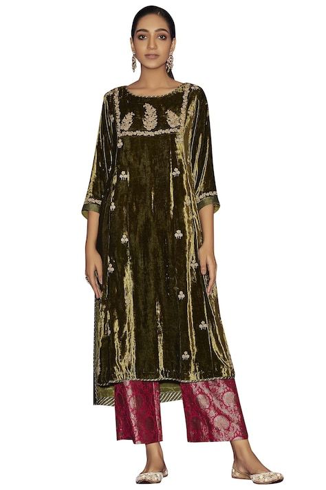 Velvet Embroidered Kurta Set Velvet Pakistani Dress, Velvet Dresses Outfit, Velvet Suit Design, Velvet Kurta, Kurta Patterns, India Clothes, Velvet Dress Designs, Kurta Set For Women, Classy Outfits For Women