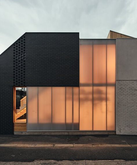 Polycarbonate Panels, Melbourne House, Street House, Brick Facade, Facade Architecture, Facade House, Local Design, Residential Architecture, Architecture Building