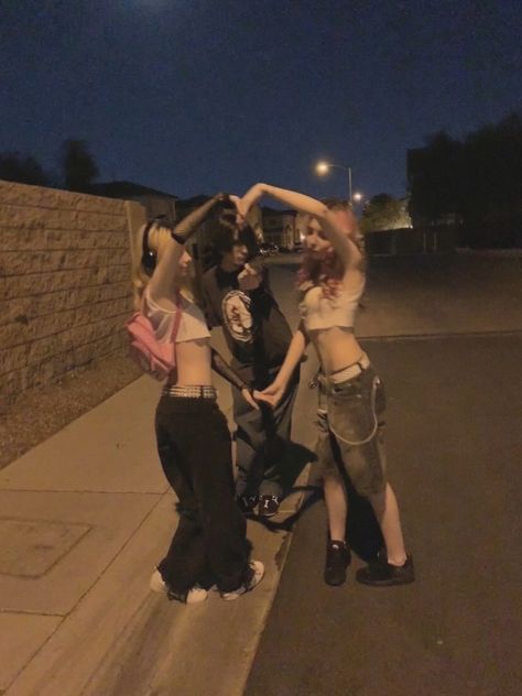 Teenage Dirtbag Poses, Friend Photo Ideas Group, Group Of 3 Friends Aesthetic, Teenage Friends Aesthetic, Friendgroup Of 4, Teenage Dirtbag Aesthetic Grunge, Urban Boho Outfits, Teenage Dirtbag Aesthetic Outfits, Grunge Besties