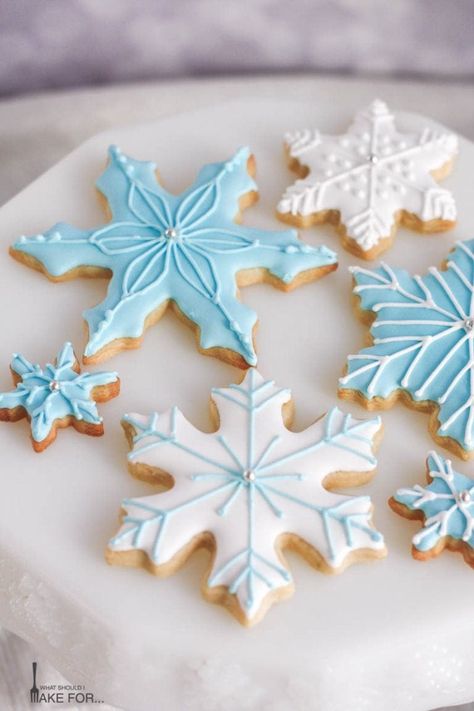 Snowflake cookies decorated with blue and white icing make a sweet holiday display. These simple cut out cookies are decorated with royal icing and will wow at your cookie exchange! Christmas Cookie Snowflake, Snow Flake Cookie Designs, Decorating Snowflake Cookies, Sugar Cookies Snowflake, Christmas Cookies Decorated Snowflake, Snow Flake Cookies Royal Icing, Snowflake Royal Icing Cookies, Snowflake Decorated Cookies, Snowflake Cookies Royal Icing