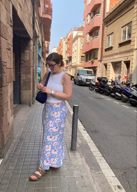 Summer outfit. Long skirt. Flower. Ootd. Outfit ideas. Outfits. Skirt. Gonna lunga. Gonna. Basic. Birkenstock. Skirt And Birkenstocks Outfit, Birkenstocks Outfit, Outfit Long Skirt, Ootd Outfit Ideas, Outfits Skirt, Birkenstock Outfit, Maxi Pencil Skirt, Ootd Outfit, Summer Outfit