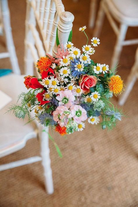 Summer Wedding Venues, Bright Wedding Flowers, Boda Mexicana, Bright Wedding, Wedding Table Flowers, Wedding Flowers Summer, Ceremony Flowers, Aisle Decor, Wildflower Wedding