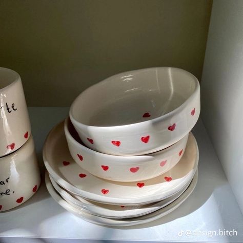 Cute Bowls Aesthetic, Cool Ceramic Bowls, Preppy Ceramics, Cute Kitchen Plates, Etsy Cute Stuff, Cool Bowls Ceramics, Kitchen Bowl Decor, Ceramic Heart Bowl, Ceramic Heart Mug