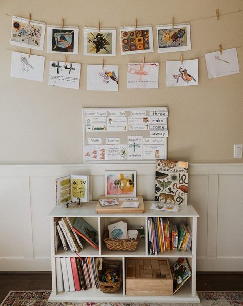 Charlotte Mason Classroom Decor, Cottagecore Homeschool Room, Charlotte Mason Homeschool Room, Homeschool Living Room, Homeschool Wall Ideas, Homeschool Set Up, Homeschooling Space, Homeschooling Room, Homeschool Area