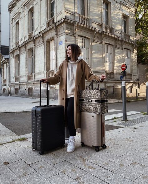 ALYSSA LENORE no Instagram: “My Dior Book Tote is my favorite bag to travel with. So glad I found this one on @stockxbags. ✨ @stockx #ad” Alyssa Lenore, Latest Necklace Design, Comfortable Travel Outfit, Airplane Style, Tote Bag Outfit, Dior Book, Airport Fits, Airport Photos, Tote Outfit