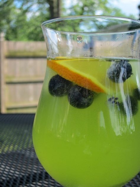 Green Drink Recipes for St. Patrick's Day and Spring! - The Weary Chef Green Sangria Recipe, St Patty's Day Drinks, Green Sangria, Swamp Juice, Hello Shots, Sangria Drink, Green Drink Recipes, Pitcher Drinks, St Patricks Day Drinks