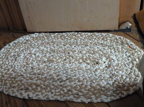 How to Make a Rug from Plastic Grocery Bags Plastic Bags Diy, Reuse Plastic Bags, Make A Rug, Plastic Bag Crafts, Plastic Bag Crochet, Upcycle Plastic, Plastic Rug, Recycled Plastic Bags, Plastic Grocery Bags