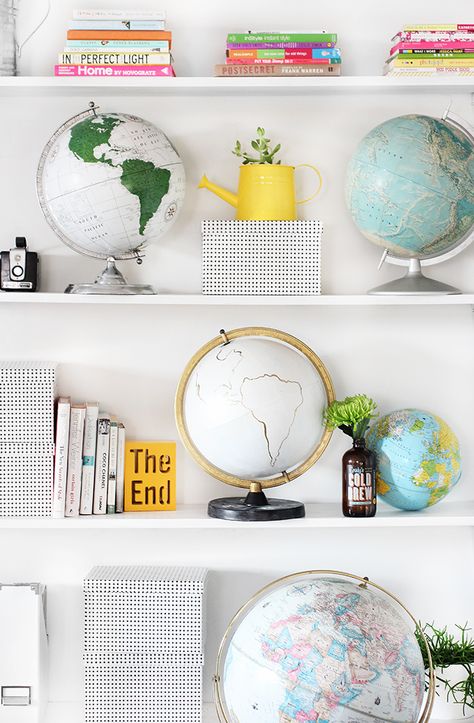 Globes Book Shelf Styling, I Spy Diy, Bookshelf Styling, Diy Casa, White Shelves, Gold Diy, Plywood Furniture, Decoration Inspiration, Home Decor Inspiration