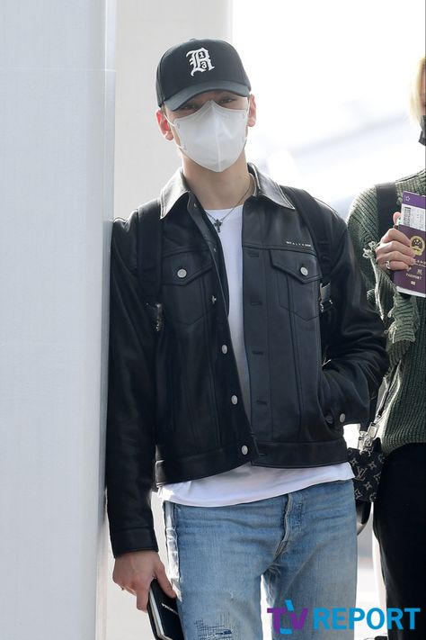 Vernon Leather Jacket, Vernon Outfits Inspired, Jun Seventeen Outfit, Vernon Outfits, Korean Memes, Outfit Airport, Jun Seventeen, Hansol Vernon, Vernon Seventeen