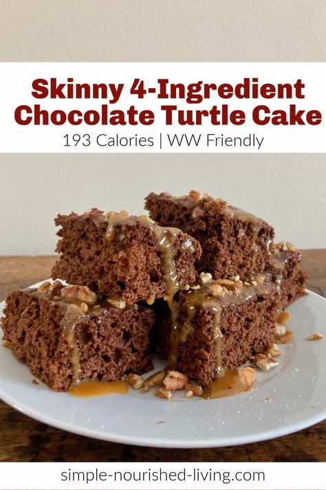 This low calorie chocolate cake is quick & easy with only 4 ingredients - cake mix and greek yogurt, light caramel & nuts! Ww Chocolate Cake, Cake Mix And Greek Yogurt, Ww Cake, Low Calorie Desserts Easy, Chocolate Turtle Cake, Turtle Cakes, Ww Deserts, Weight Watchers Dessert, Camping Thanksgiving