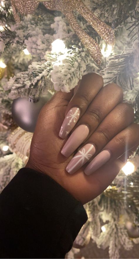 Nude amd white bow Cream Winter Nails, November To December Nails, Simple Holiday Nails Square, White And Nude Christmas Nails, Nude Christmas Nails Acrylic, Christmas Shellac Nails Designs, Beige Christmas Nails, Nail Christmas Designs, Nail Inspiration Christmas