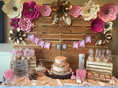 Candy table Cowgirl Candy Table, Candy Table Ideas, Baby Showe Ideas, Party Snack Table, Quince Decor, Graduation Party Table, Sweet 16 Party Decorations, Cow Birthday Parties, Horse Birthday Parties