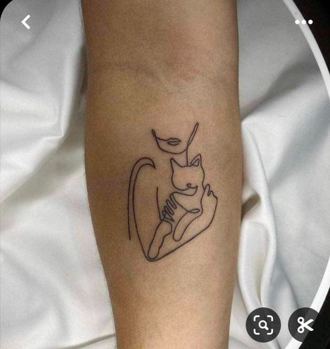 Spine Tattoo Simple, Small Tattoo Ideas Back, Cat Hand Tattoo, Hand Tattoo Small, Cat Tattoos Ideas, Tattoo Avant Bras, Simple Cat Tattoo, Cat Lover Tattoo, Tattoo Dainty