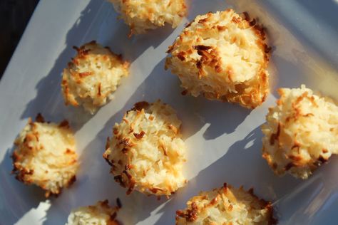 I love recipes that only take a few ingredients and are super dang easy to make! These Coconut Macaroon cookies are so e Coconut Macaroon Cookies Recipes, Cheese Scones Recipe, Macaroon Cookies Recipe, Two Ingredient Desserts, Coconut Macaroon Cookies, Macaroon Recipe, Coconut Macaroons Easy, Cheese Scone Recipes, Coconut Macaroon