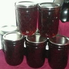 SURE.JELL® Grape Jelly @keyingredient Grape Jelly Recipe, Homemade Grape Jelly, Concord Grape Jelly, Jalapeno Jelly, Homemade Jelly, Jelly Recipe, Grape Jelly, Jam And Jelly, Jelly Recipes