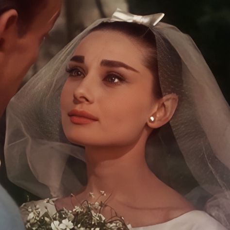 ✧- Funny Face (1957) Audrey Hepburn Eyebrows, Funny Face 1957, Audrey Hepburn Funny Face, Audrey Hepburn Makeup, Audrey Hepburn Photos, Eyebrow Shape, Funny Face, Face Hair, Audrey Hepburn