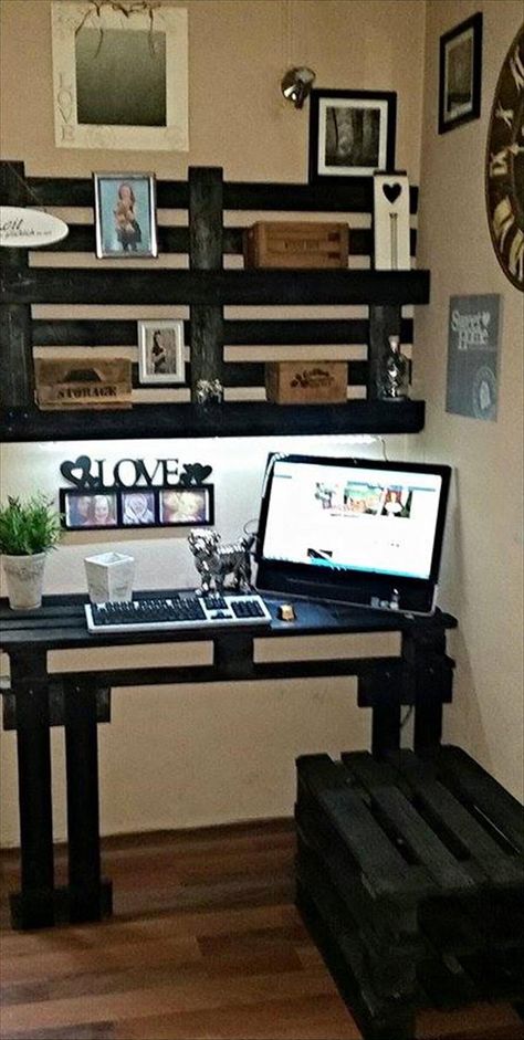 DIY #Pallet Computer #Desk with Wall #Shelf | 101 Pallet Ideas - whether it is your home office or work place, pallets can cleverly be modified to give most relevant furniture just like this! Desk Pallet, Pallet Desk, Diy Computer Desk, Desk Pc, Desk Diy, Pallet Projects Furniture, Pc Desk, Recycled Pallets, Pallet Crafts