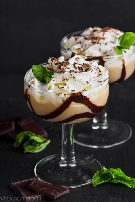 Baileys Martini, Chocolate Martini Recipe, Baileys Drinks, Baileys Recipes, Desserts In A Glass, Chocolate Martini, Easy Cocktail, Martini Recipe, Christmas Punch