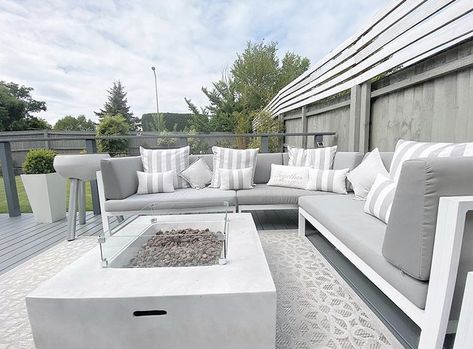 White Outdoor Furniture Modern, Hamptons Deck, Pool Cabana Ideas, Cabana Ideas, White Outdoor Furniture, Backyard Table, Terrace Furniture, Backyard Fire Pit, Grey Patio