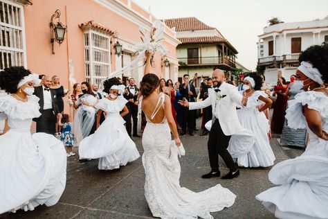 Chic wedding in Cartagena, Colombia | Destination wedding photographer Cartagena Engagement Photos, Colombian Wedding, Old School Wedding, Colombia Wedding, Cartagena Wedding, Court Outfit, Date Pictures, Save The Date Pictures, Wedding Court