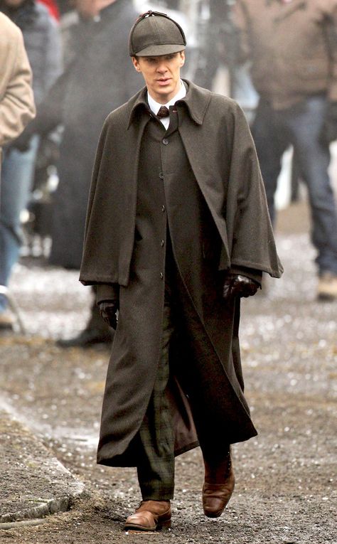 Benedict Cumberbatch, Sherlock from Snapped on Set: TV  The actor is seen in a traditional Sherlock Holmes costume on the set of Sherlock season 4. Sherlock Christmas, Sherlock Holmes Costume, Sherlock 3, Benedict Cumberbatch Sherlock, Victorian London, Martin Freeman, Sherlock Bbc, Baker Street, Benedict Cumberbatch