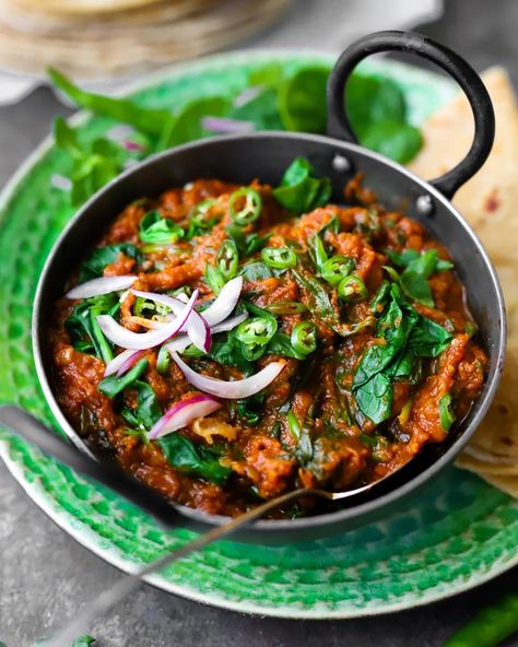 Smoky aubergine cooked over an open flame a WHOLE HEAD of garlic! This Indian Burnt Aubergine and Spinach Curry is a sure-fire hit with spice lovers. Yum! Indian Vegetarian Dishes, Aubergine Recipe, Eggplant Curry, Spinach Curry, Vegetarian Curry, Gujarati Recipes, Tikka Masala, Samosa, Veg Recipes