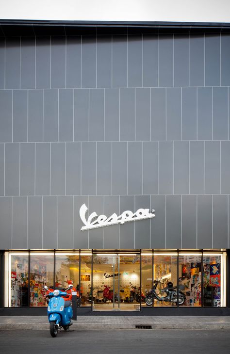 VESPA GALLERY / SUPERMACHINE STUDIO / BANGKOK, THAILAND Motorcycle Showroom Design, Vespa Shop, Bike Showroom, Scooters Vespa, Motorcycle Store, Retail Facade, Scooter Shop, Bicycle Decor, Showroom Interior Design