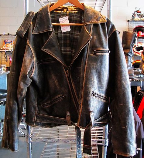 Get information about how to Distress a Leather Jacket . You just need some things which is leather jacket, sandpaper, wire brush, 2 spray bottles, rubbing alcohol, water, and a rag. Diy Leather Jacket, Worn Leather Jacket, Jacket Storage, Fake Leather Jacket, How To Make Leather, Motorbike Jackets, Distressed Leather Jacket, Distressed Jacket, Leather Jacket Outfits