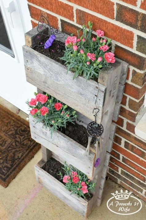 Spring Diy Projects, Diy Planters Outdoor, Diy Frühling, Pallet Planter, Wood Planter Box, Pallet Creations, Wooden Pallet Projects, Spring Projects, Recycled Pallets