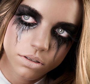 Halloween Make-up Looks, Creepy Makeup, Dark Eye Makeup, Vampire Makeup, Cool Halloween Makeup, Halloween Eye Makeup, Zombie Makeup, Halloween Eyes, Face Painting Halloween