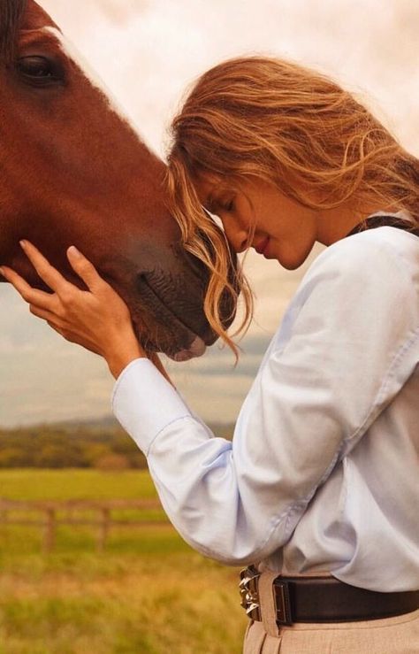 Gisele Bundchen for Vogue Brazil Chiantla, Women And Horses, Equestrian Photoshoot, Horse Photoshoot Ideas, Equine Photography Poses, Horse Photography Poses, Foto Cowgirl, Pictures With Horses, Cai Sălbatici