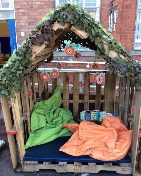 Outdoor Cosy Area Eyfs, Playground Reading Area, Eyfs Outdoor Small World Area, Pallet Nursery Ideas, Early Years Outdoor Area Pallets, Eyfs Outdoor Reading Shed, Eyfs Outdoor Activities Ideas, Outdoor Story Telling Area, Outdoor Area Eyfs Learning Environments