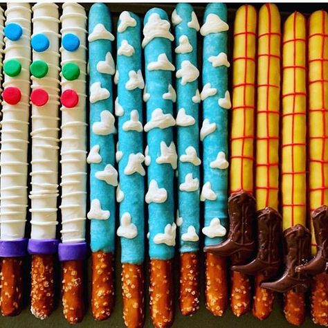 Toy Story Party Decorations, Dibujos Toy Story, Toy Story Baby, Toy Story Theme, Toy Story Cakes, Story Birthday, Mickey Mouse Parties, Pretzel Rods, 2nd Birthday Party Themes