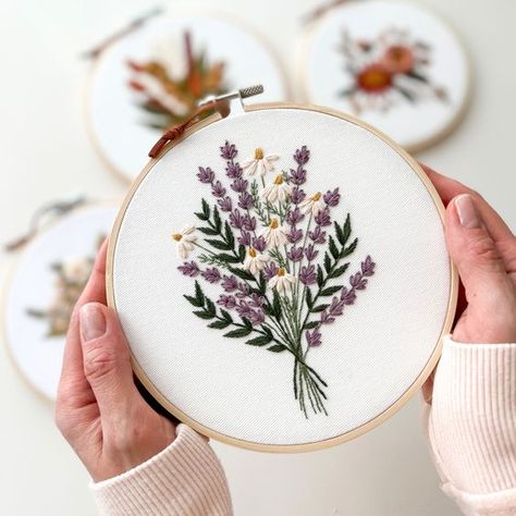 Lavender bouquet Lavender And Daisies, Daisies Embroidery, Christmas Embroidery Patterns, Floral Embroidery Patterns, Basic Embroidery Stitches, Hand Embroidery Projects, Embroidery Flowers Pattern, Cute Embroidery, Simple Embroidery