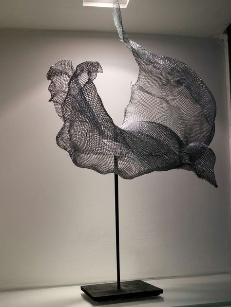 wire mesh sculpture by Orna Feliks, flying bird Wire Mesh Installation, Wire Mesh Art, Wire Mesh Sculpture, Mesh Sculpture, Chicken Wire Sculpture, Metal Artwork Wall, Sculpture Projects, Flying Bird, Art Carved