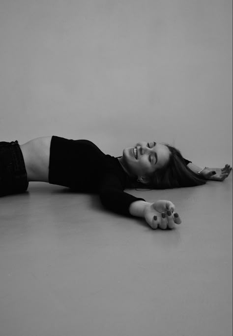 #photography #aesthetic #photoshoot #instagram #blackandwhite Crying Photoshooting, Laying Down Photoshoot, Cat Branding, Studio Photoshoot Ideas, Studio Portrait Photography, Sisters Photoshoot, Aesthetic Photoshoot, Disney Princess Modern, Studio Photoshoot