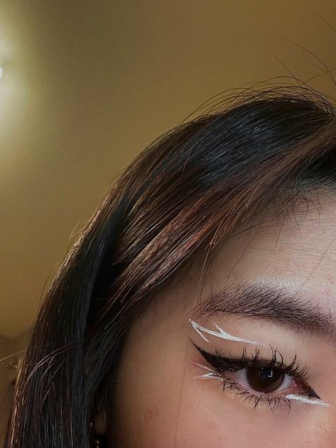 Cool Winged Eyeliner, Party Eyeliner Looks, Eye Make Up White Eyeliner, Eye Lining Ideas, Cat Eyeliner Styles, Hooded Eyes White Eyeliner, White Eyeliner Asian Eyes, White Eyeliner Eye Makeup, Brown White Makeup