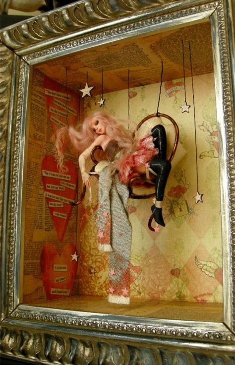 Display Dolls Ideas, Shadow Box For Dolls, Out Of The Box Art Ideas, Toy Box Art, Box Sculpture Art, Fantasy Shrine Art, Barbie Shadow Box Ideas, Doll Shadow Box Ideas, Doll Box Design