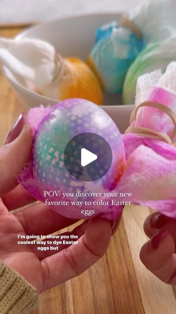 Nicole Keshishian Modic | KALEJUNKIE® on Instagram: "Follow @kalejunkie for fun ideas! EASTER EGG HACK! This is such a fun way to color your easter eggs without dipping them in dye. Use your favorite markers instead and watch and see the fun designs you can make. Yes, this uses lots of paper towels, so this isn’t for everyone, but I saw the idea on @kline_schlawiner page and wanted to try it for myself and I was totally impressed. I highly recommend trying this! Here’s how I did it.⁣ ⁣ 1 cup white vinegar⁣ 1/2 cup water⁣ Water soluble markets - I used my kids crayola markers⁣ Paper towels⁣ Rubber bands⁣ Hard boiled eggs⁣ ⁣ Add vinegar to a bowl along with the water. Draw designs all over the paper towels. Wrap each one in the paper towel and tie securely with a rubber band. Dip in the vine Easter Recipes For Kids, Egg Hacks, Creative Easter Eggs, Amazing Food Hacks, Easter Wood Crafts, Crayola Markers, Egg Dye, Easter Egg Dye, Marker Paper